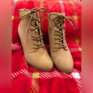 Andiamo Women's Acigar Lace Up Faux Suede Block Heel Ankle Boots 
Size: 8 
NWOT